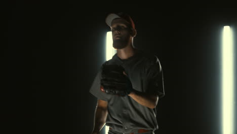 Jugador-De-Béisbol-Profesional-Caucásico,-Lanzador,-Lanza-Una-Pelota-Hacia-La-Cámara-Contra-Un-Fondo-Oscuro.-4k-Uhd